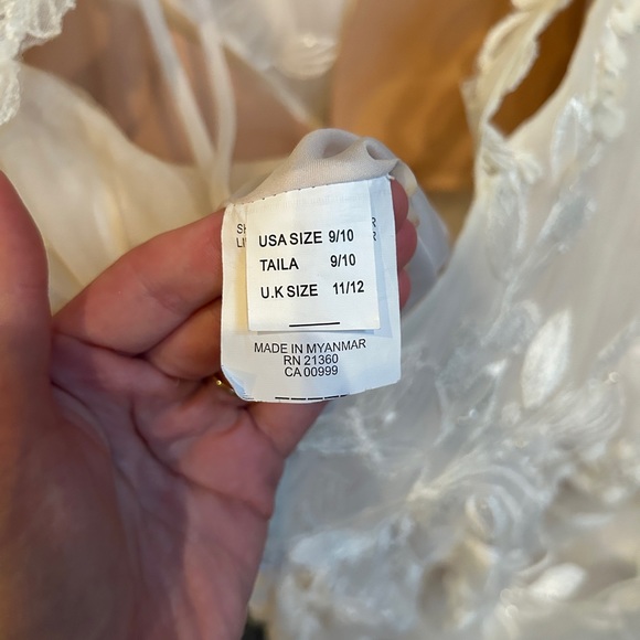 WEDDING DRESS NEVER WORN & NO PREVIOUS ALTERATIONS - Picture 9 of 14